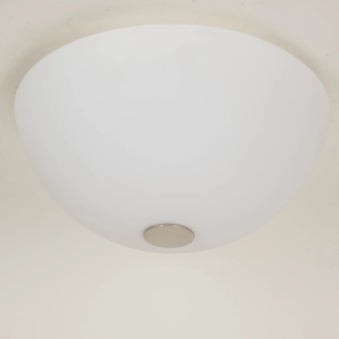 FLORIAN SCHULZ. OLA 36 Deckenleuchte mit Glasschirm, weiß-opal. — Ceiling lights — Stockholms Auktionsverk Hamburg