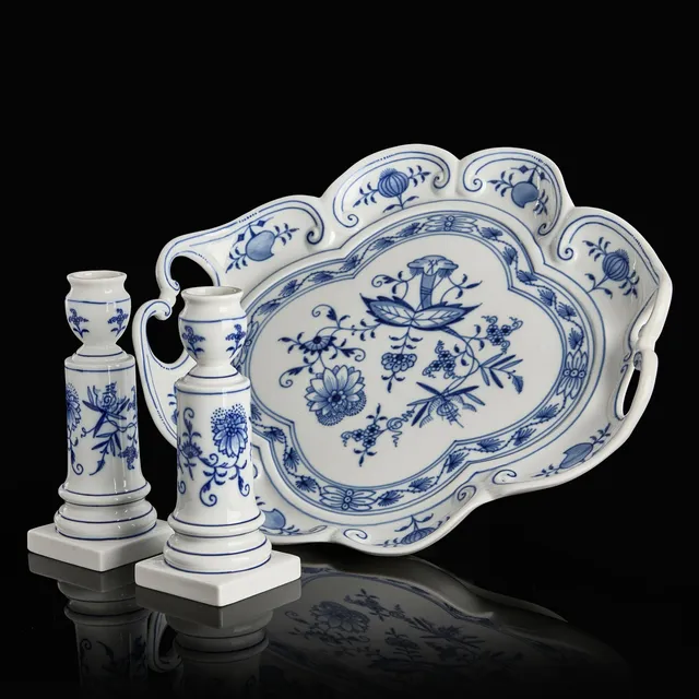 BRICKA och LJUSSTAKAR, ett par, porslin, "lökmönster", Meissen, 1900-tal.