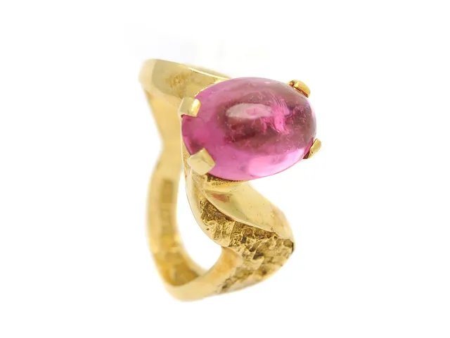 RING, 18K guld, cabochonslipad rosa turmalin ca 11,5 x 8 mm, stl 16,75 mm, vikt 5,4 g.