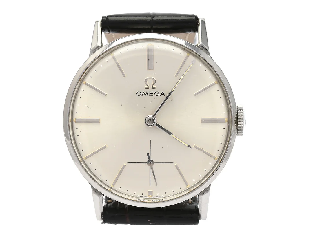 OMEGA, herrur, 32 mm, Cal 30 T2 PC, Serie nr. 10653596, Ref nr. 2214. Boett nr. 2214/7, stål, manuell, plexiglas, liten sekundvisare, skadad urtavla, läderband, originalspänne (ej tidsenligt), ca 1945. — Klockor/Omega — Kaplans