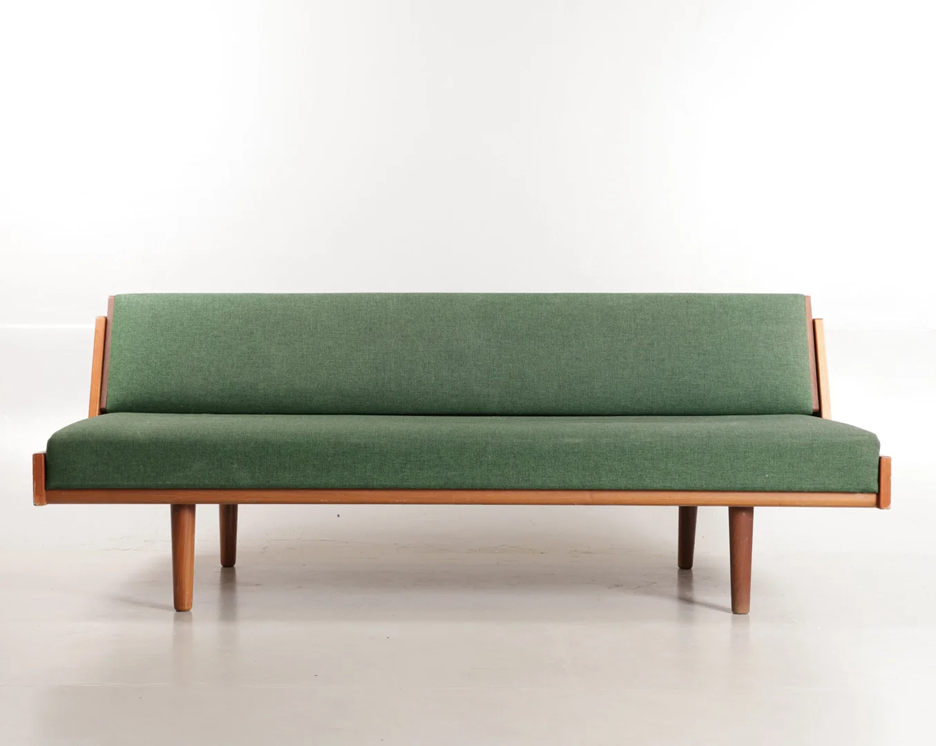 HANS J WEGNER. Sofa / daybed med stel af teak med opklappeligt ryglæn, betrukket med originalt uld. Formgivet i 1954. Fremstillet og mærket hos Getama, model 'GE-258'. — Sofas & Seatings — Woxholt Auktioner