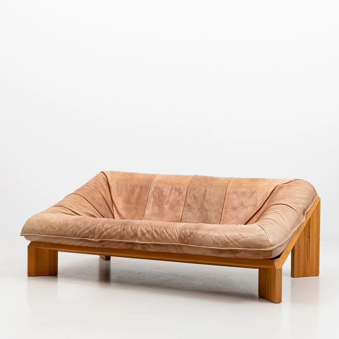 GERARD VAN DEN BERG. TILLSKRIVEN. Soffa "Oslo", Skinn och lövträ, 1970-tal. — Coffee Tables — Auktionshuset Kolonn