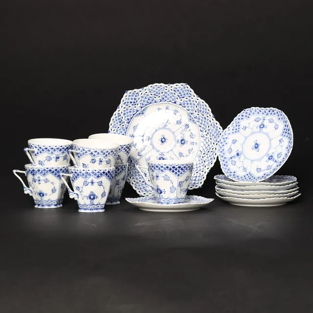 ROYAL COPENHAGEN. Kaffeservice, musselmalet, helblonde, porcelæn, 1900-tallets anden halvdel (15).