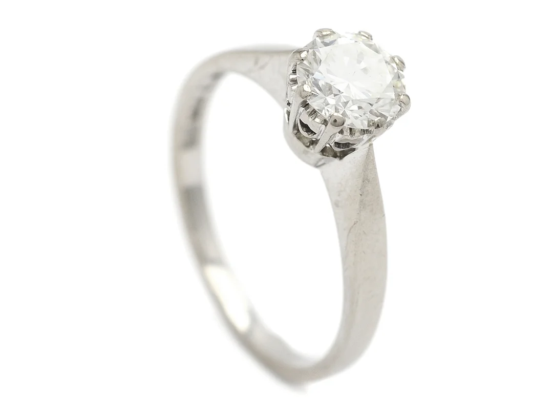 ENSTENSRING, 18K vitguld, briljantslipad diamant 0,94 ct enligt gravyr, ca W(H)/VS1, Ceson Göteborg 1965, stl 17,5 mm, vikt 3,5 g. — Smycken/Enstensring — Kaplans