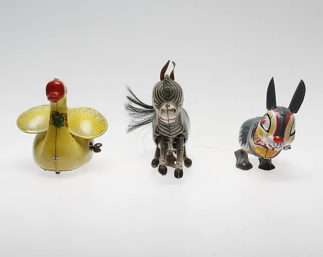 LEKSAKER, 3 st, plåt, Japan och Kina.