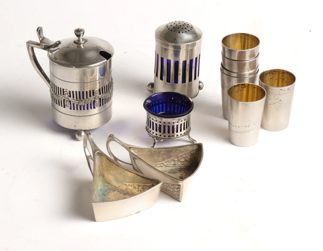 A collection of silverware, including schnapps cups and a pair of German Art Nouveau saltcellars (11) — Silver, bronze, copper and pewter/Hollowware — Lauritz