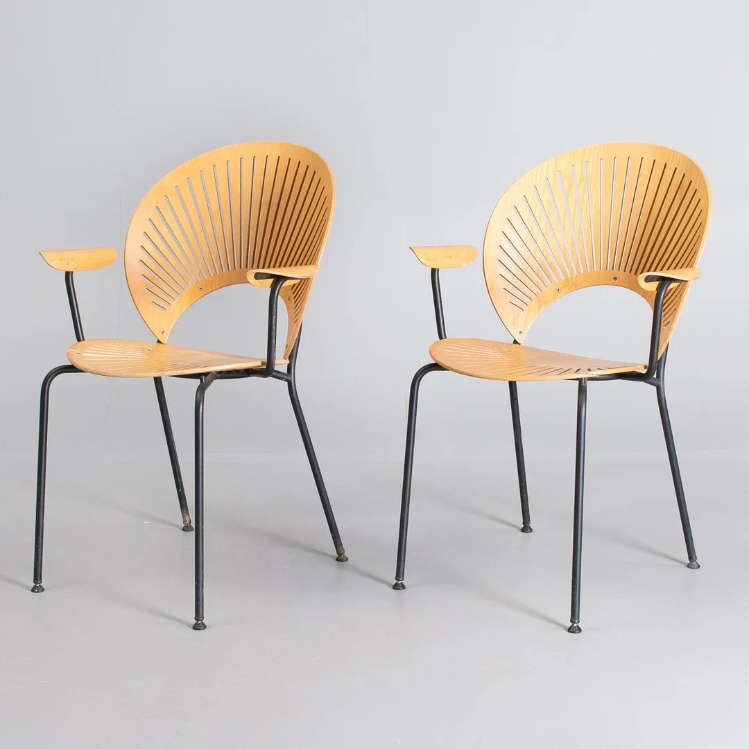 NANNA DITZEL. 2 stole model 3299 „Trinidad“, til Fredericia Furniture, Danmark. (2). — Armchairs & Chairs — Sørensen Auktioner