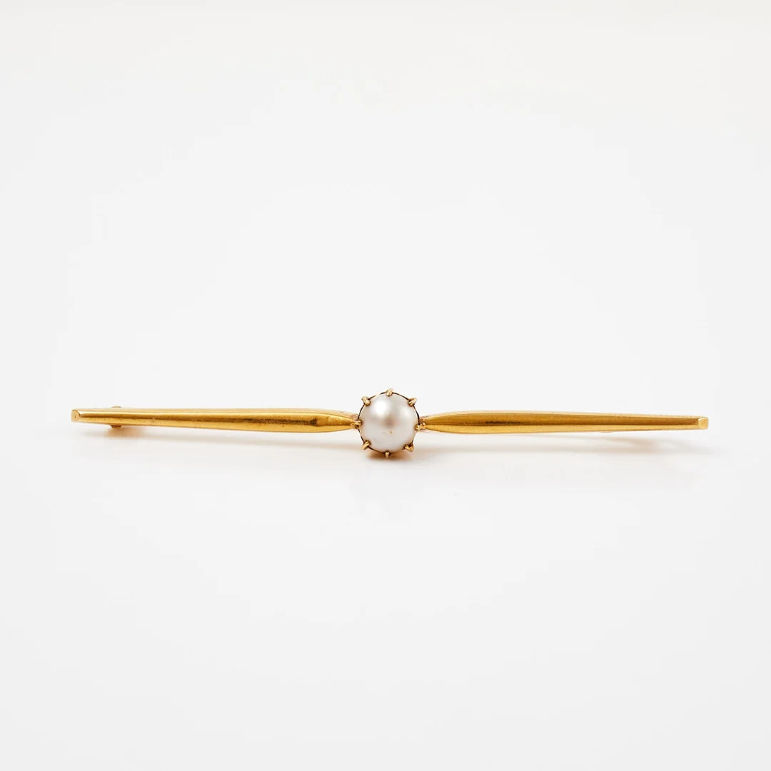 BROSCHNÅL, 18 k guld, 1 halvpärla, Guldvaruaktiebolaget G. Dahlgren & Co Ab, Malmö, 1930-tal. — Brooches & Pendants — Stockholms Auktionsverk Sickla