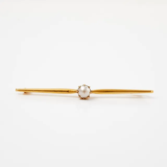 BROSCHNÅL, 18 k guld, 1 halvpärla, Guldvaruaktiebolaget G. Dahlgren & Co Ab, Malmö, 1930-tal.