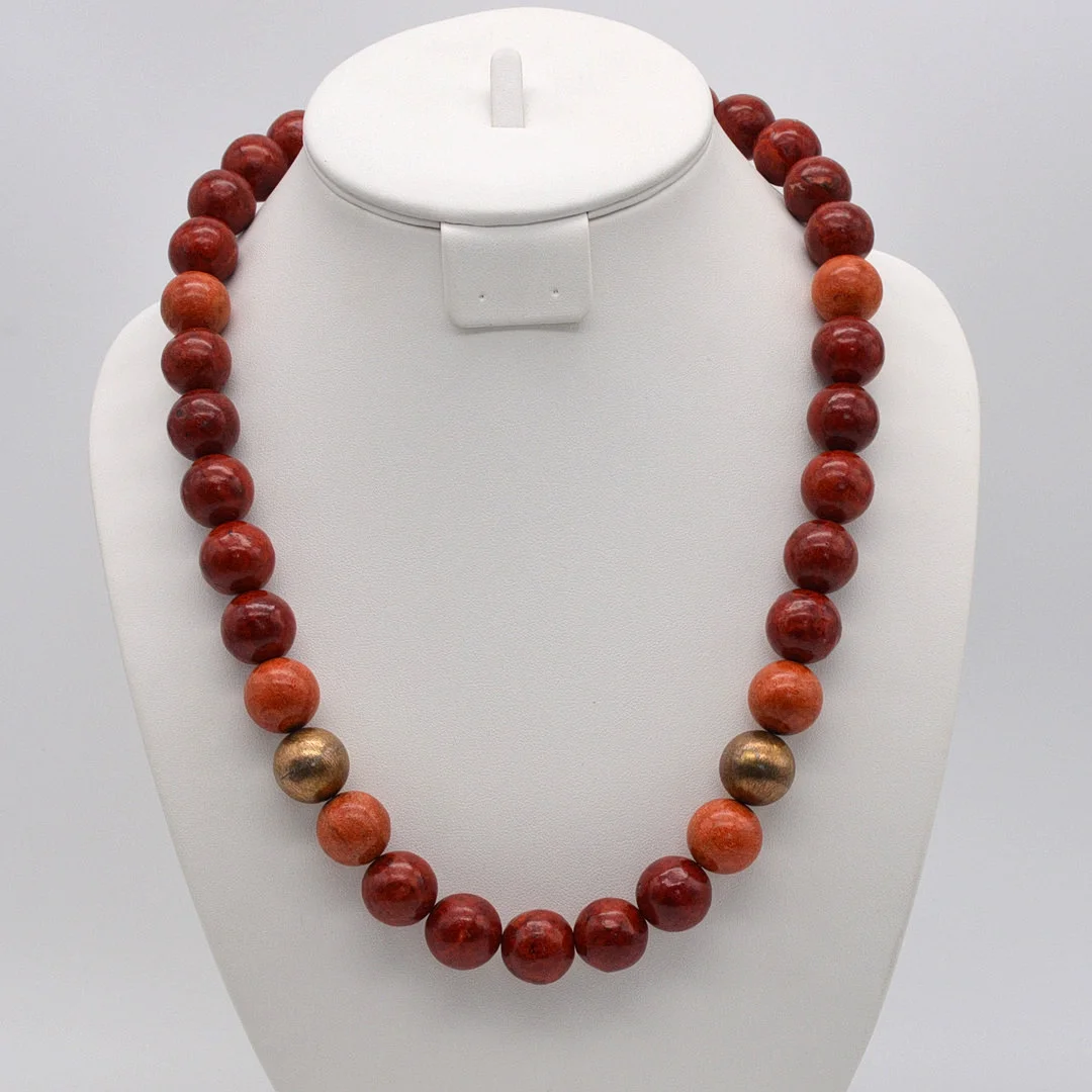KORALLEN PERLEN KETTE MIT STERLING SILBER VERSCHLUSS UND METALLELEMENTEN. — Necklace — Kunst- und Auktionshaus Kleinhenz