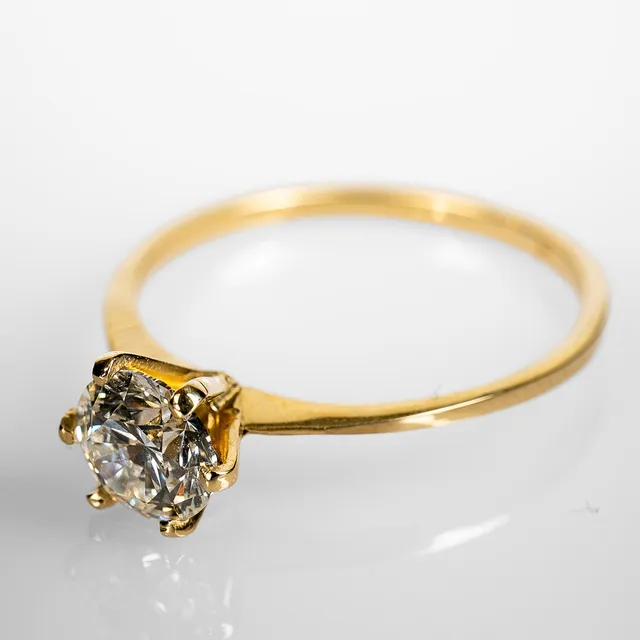 ENSTENSRING. 14K Guld med briljantslipad diamant 0,92 ct.