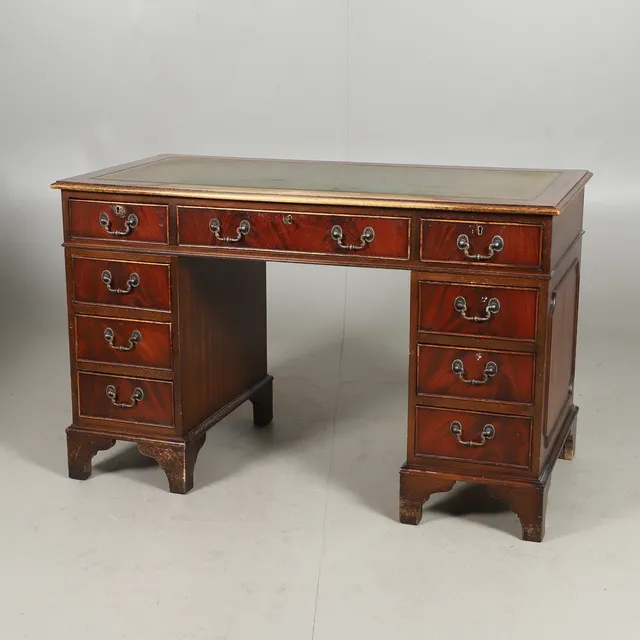 SKRIVBORD, mahogny med skinnklädd skiva, engelsk stil, 1900-talets andra hälft.
