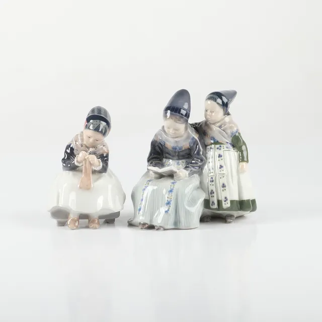 LOTTE BENTER. Figuriner, 2 stycken, Amagerflickor, porslin, Royal Copenhagen, Danmark.