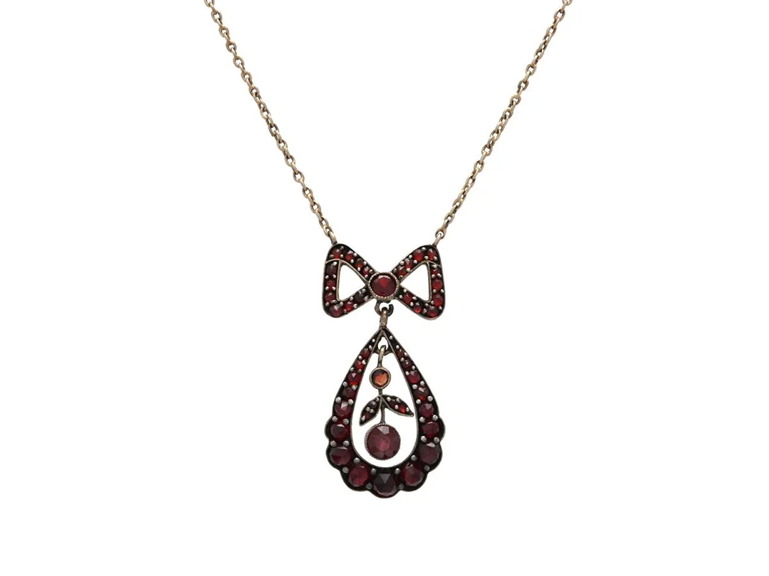 COLLIER, metall, granater, hängets höjd 33 mm, längd 41 cm, vikt 4,6 g, nagg. — Smycken/Collier — Kaplans
