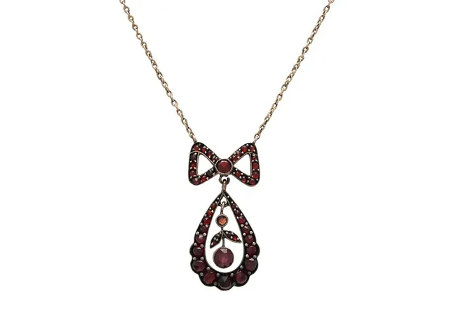 COLLIER, metall, granater, hängets höjd 33 mm, längd 41 cm, vikt 4,6 g, nagg.