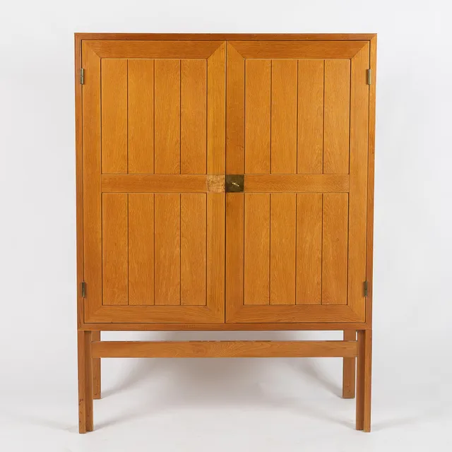 ÅKE FRIBYTER. Skåp, Aktuell Form AB Lidingö, ek med nyckelbrickor av mässing, 1960-tal.