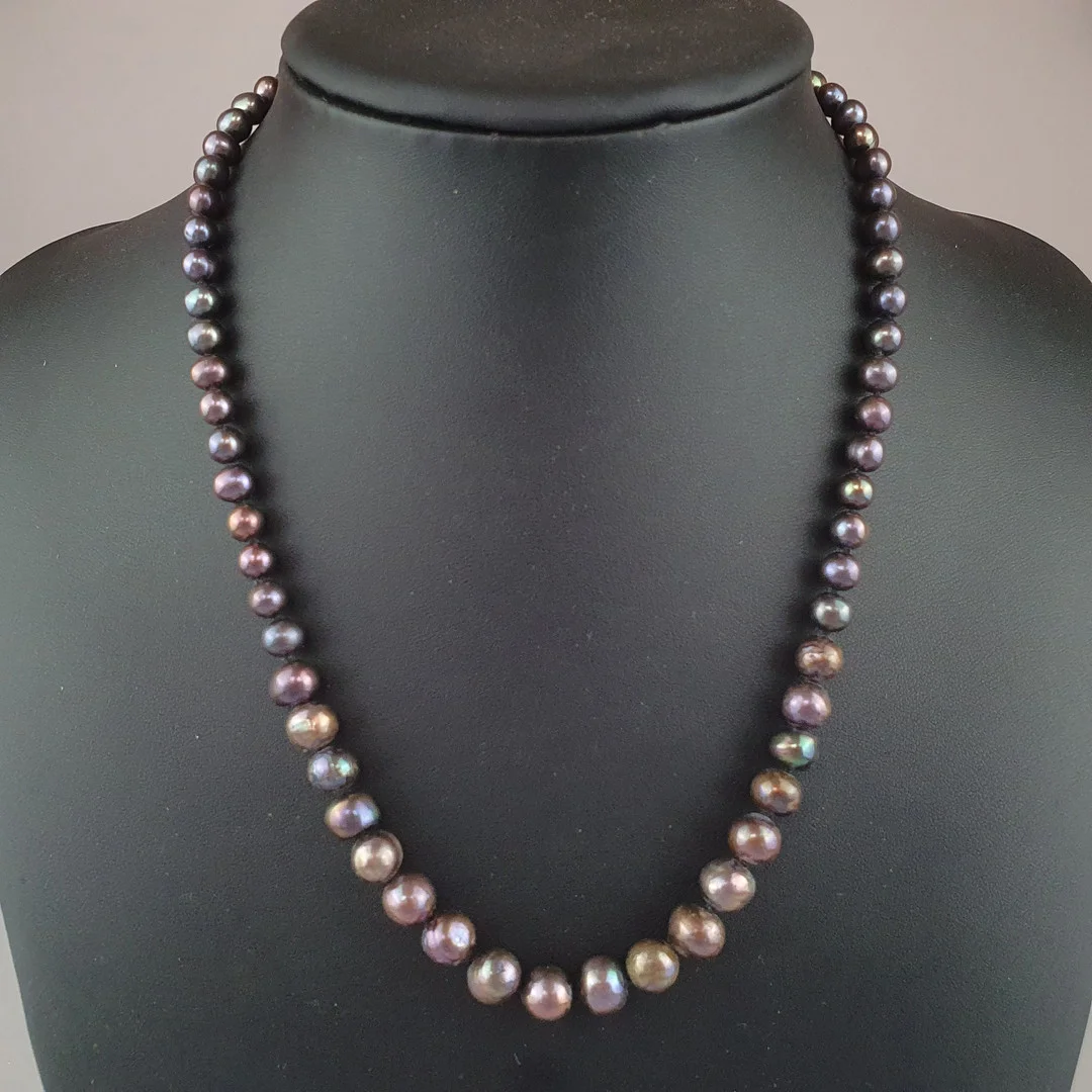- PERLEN-COLLIER mit Sterlingsilber-Karabinerverschluss. — Necklace — Auktionshaus Blank