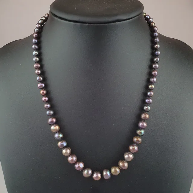 - PERLEN-COLLIER mit Sterlingsilber-Karabinerverschluss.