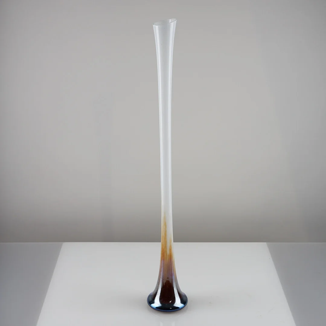 TARMO MAARONEN. GLASSKULPTUR, signerad Tarmo Maaronen Fiskars samt daterad 2006, etikettmärkt Bianco Blu. — Art glass — Stockholms Auktionsverk Helsinki