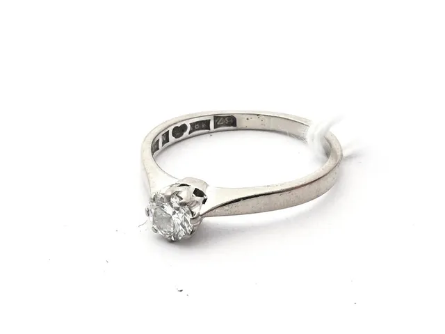 Enstensring 18K vitguld 2,9g Ø16¼, briljantslipad diamant, klofäste något nött, John Petterssons guldsmedsaffär, Norrköping, 1974