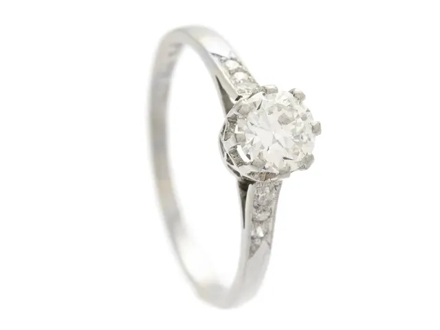 C.G. HALLBERG, platina, gammalslipad diamant ca 0,37 ct, ca W/VS, 6 åttkantslipade diamanter ca 0,06 ctv, Stockholm 1937, stl 15,75 mm, vikt 2,1 g.
