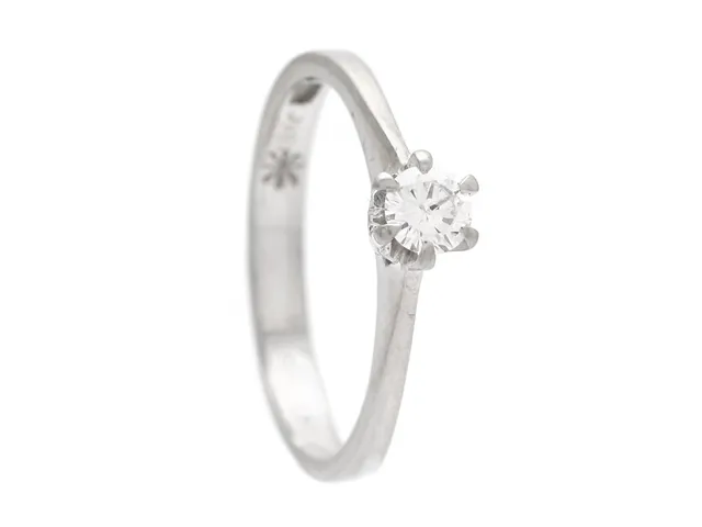 STRÖMDAHL, enstensring, Galaxia, 18K vitguld, briljantslipad diamant 0,17 ct, ca R/VS, Stjärnringen, stl 16,5 mm, vikt 2,2 g, diamanten har litet nagg på kuletten.