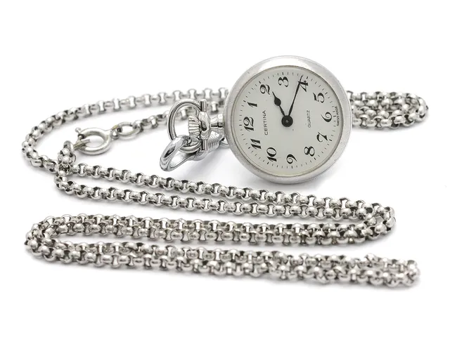 CERTINA, hängur, 24 mm, vitmetall, manuell, plexiglas, skadad urtavla, skadad boett, ca 1975, kedja i vitmetall.