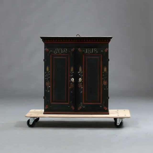 VÄGGSKÅP, allmoge, 1800-tal.