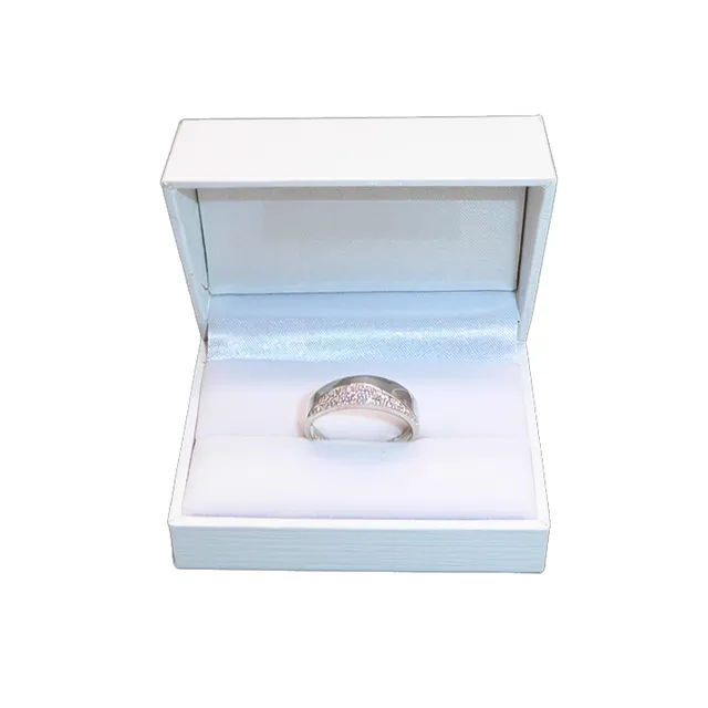 DAMENRING AUS 925ER SILBER MIT GESCHWUNGENEM PAVÉ-ZIRKONIABESATZ.