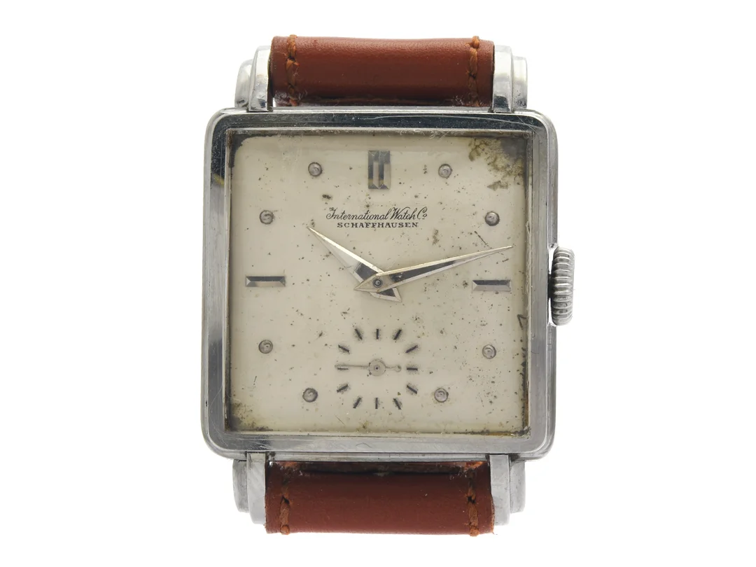 INTERNATIONAL WATCH Co, Schaffhausen, herrur, 27 x 27 (37,5) mm, Cal 62, Serie nr. 1142288, Boett nr. 1206768, stål (staybrite), manuell, plexiglas, liten sekundvisare, skadad urtavla, läderband, ca 1947. — Klockor/IWC — Kaplans