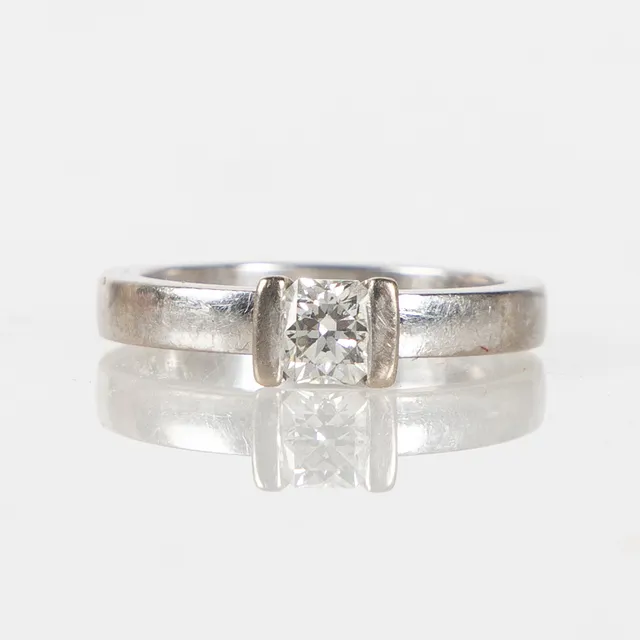 RING, 18K vitguld med fasettslipad diamant 0,53 ct, David Harper, Stockholm.