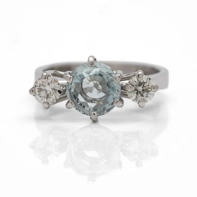 Ring 18K vitguld med akvamarin och diamanter.
