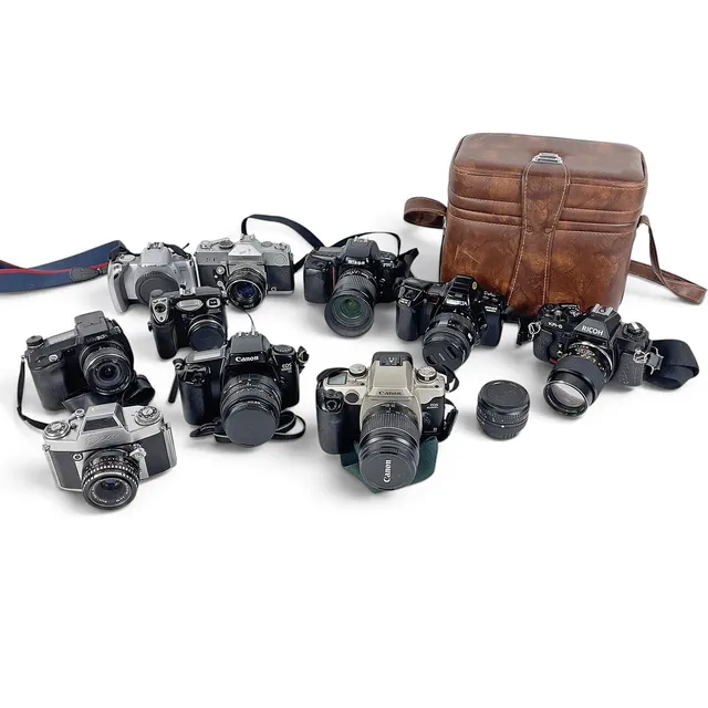 PARTI KAMEROR, 10 st, bl.a. Nikon, Canon & Ricoh.