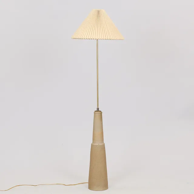 NILS KÄHLER (1906-1979). Gulvlampe af stentøj, Herman A. Kähler, Danmark, 1950/1960'erne.