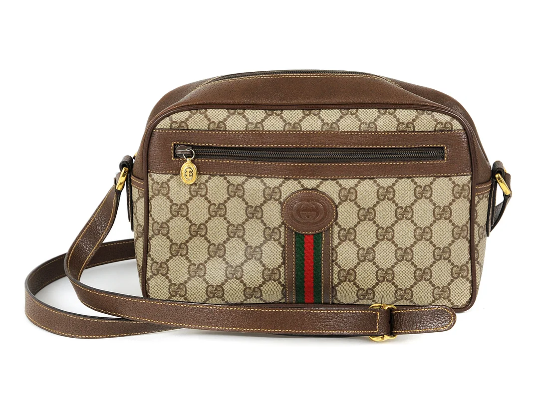 VÄSKA, GUCCI, vintage, vaxad gg monogram, nougatbrunt läder, 26x16x7 cm, reglerbar axelrem, något slitage på innerfodret. — Accessoarer/Väskor — Kaplans