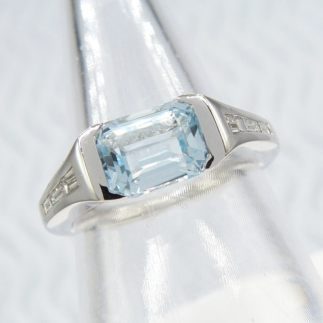AQUAMARINE & DIAMOND RING IN WHITE GOLD. — Rings — Rumsey’s Auctioneers