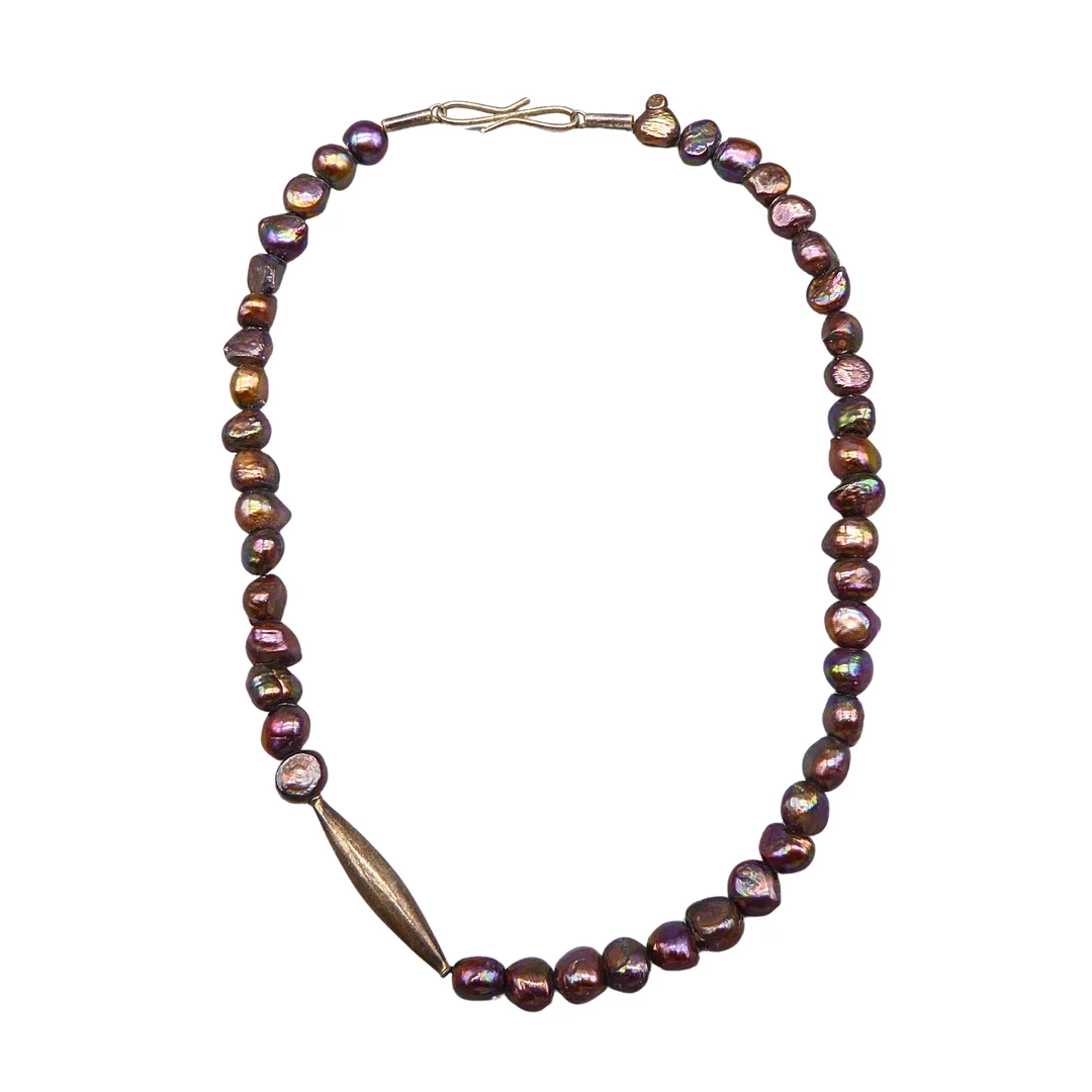 HALSKETTE MIT DUNKLEN ZUCHTPERLEN UND METALLELEMENT. — Jewellery — Auktionshaus Stuber's Hammerschlag