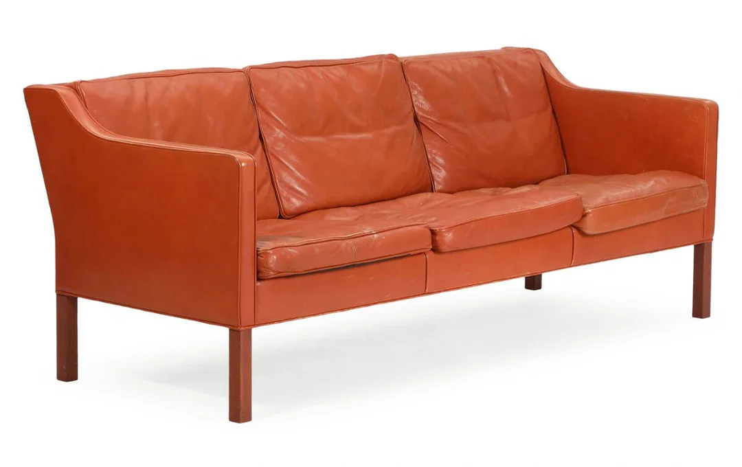 Freestanding three-seater sofa with teak legs. Seat, sides and back upholstered with brown leather. Model 2423. Designed in 1963. Manufactured by Fredericia Stolefabrik. L. 188 cm. — Modern Furniture — Bruun Rasmussen