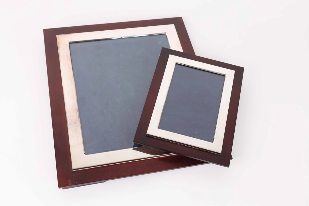Two modern English wooden photo frames with sterling silver mounting. (2) — Silver, bronze, copper and pewter/Other silver — Lauritz