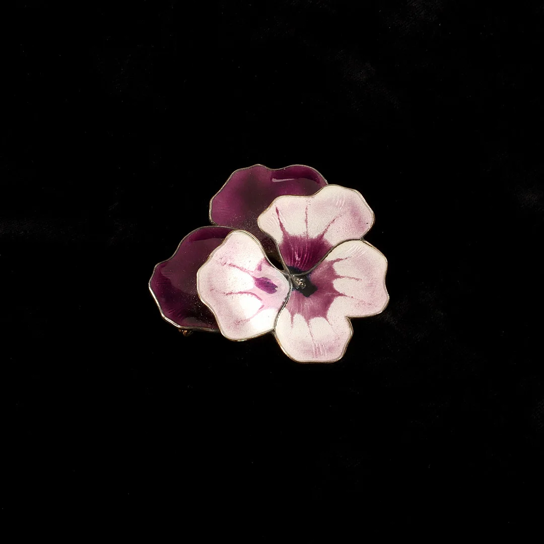 BROSCH, silver och emalj, David Andersen, Norge. — Brooches & Pendants — Auktionsverket Engelholm