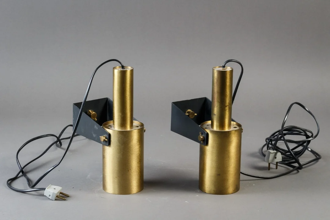 Hans Per Jeppesen. Et par væglamper af messing, model Sonet (2) — Lamps and lighting/Wall lighting — Lauritz