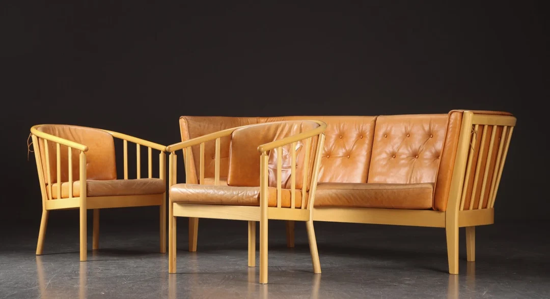 Wojtek Depka Carstens, Finn Østergaard for Stouby. Tre-pers. sofa samt et par lænestole (3) — Furniture/Lounge suites, sofas — Lauritz