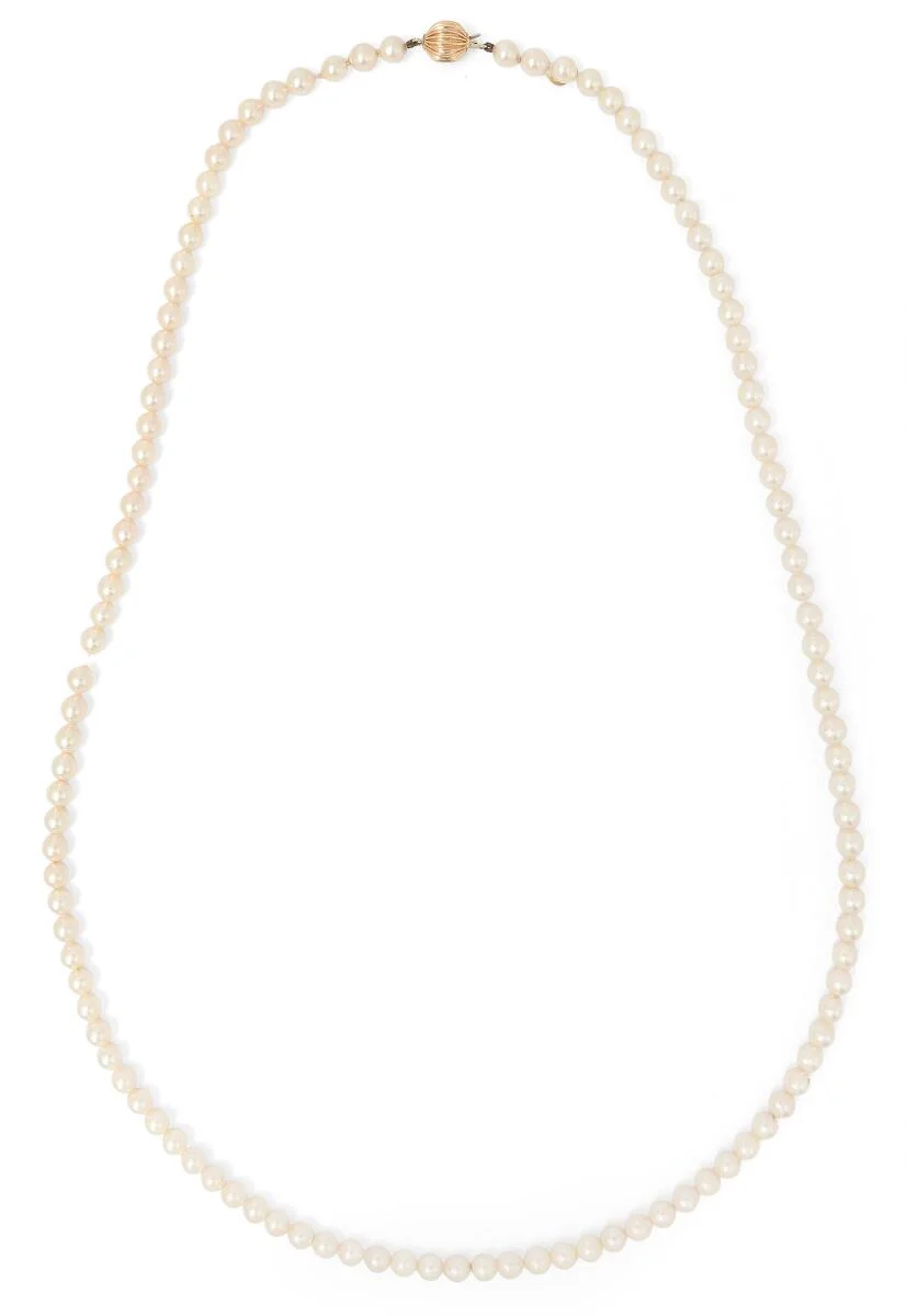 A pearl necklace set with numerous cultured pearls and with a clasp of 14k gold. Pearl diam. app. 6 mm. L. 72 cm. — Jewellery/Necklaces & pendants — Bruun Rasmussen