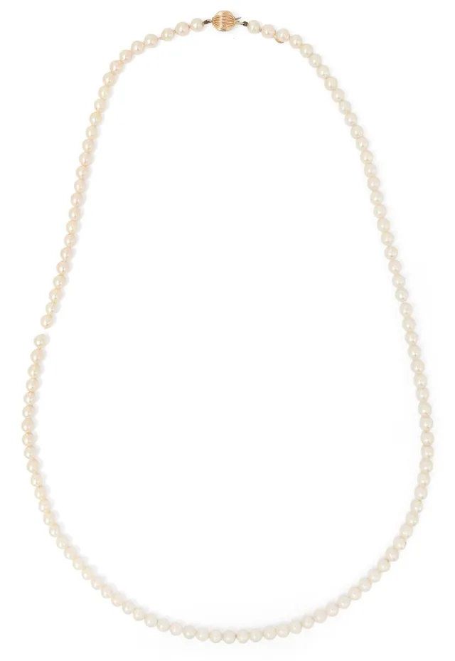 A pearl necklace set with numerous cultured pearls and with a clasp of 14k gold. Pearl diam. app. 6 mm. L. 72 cm.