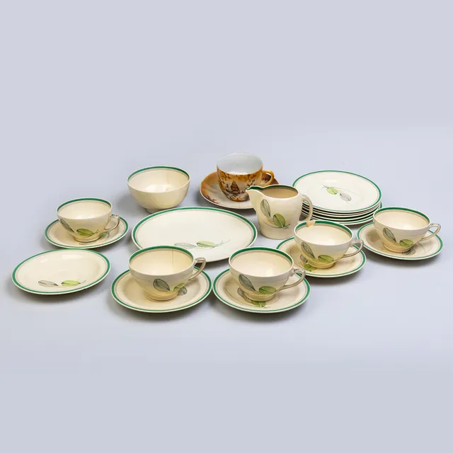 A COLLECTION OF SUSIE COOPER LEAF PATTERN CERAMIC TEAWARE AND A MOUSTACHE CUP.