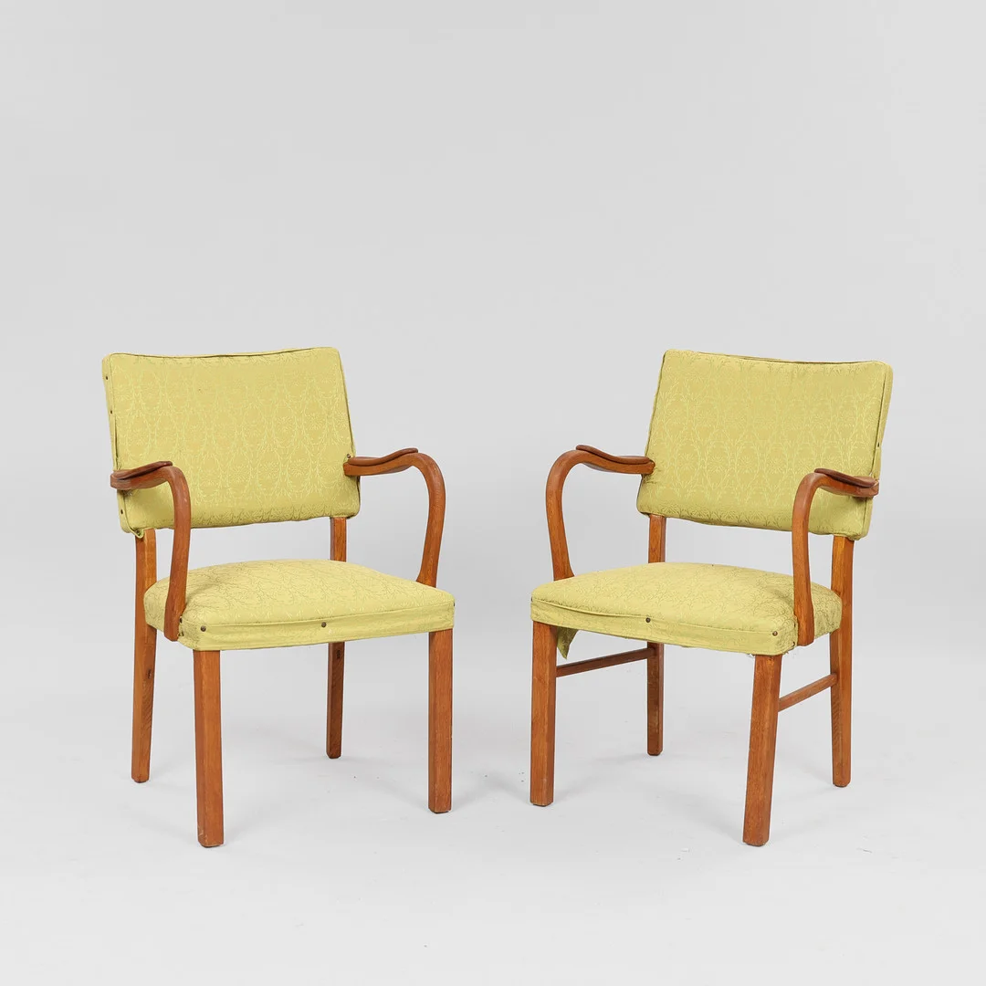 DANSK DESIGN: Et par armstole af ege- og teaktræ betrukket med grønt stof, Danmark, 1950'erne, (2). — Armchairs & Chairs — Palsgaard Kunstauktioner