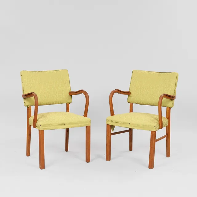 DANSK DESIGN: Et par armstole af ege- og teaktræ betrukket med grønt stof, Danmark, 1950'erne, (2).