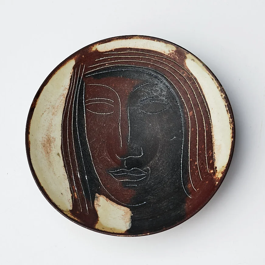 WILHELM KÅGE. SKÅL, med dekor av kvinnoansikte, delvis glaserad lergods, signerad Kåge, Farstagods, Gustavsbergs studiohand. — European — Stockholms Auktionsverk Sickla