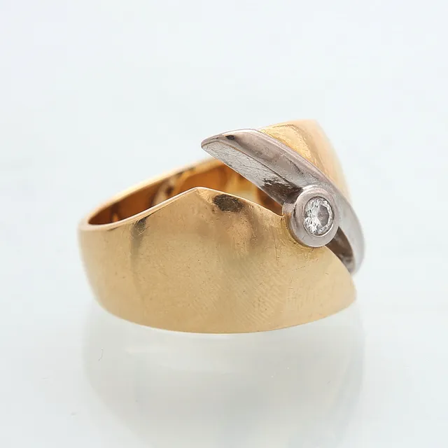OLE LYNGGAARD. Ring med briljantslipad diamant, guld 14K, vikt 15,01 gram.