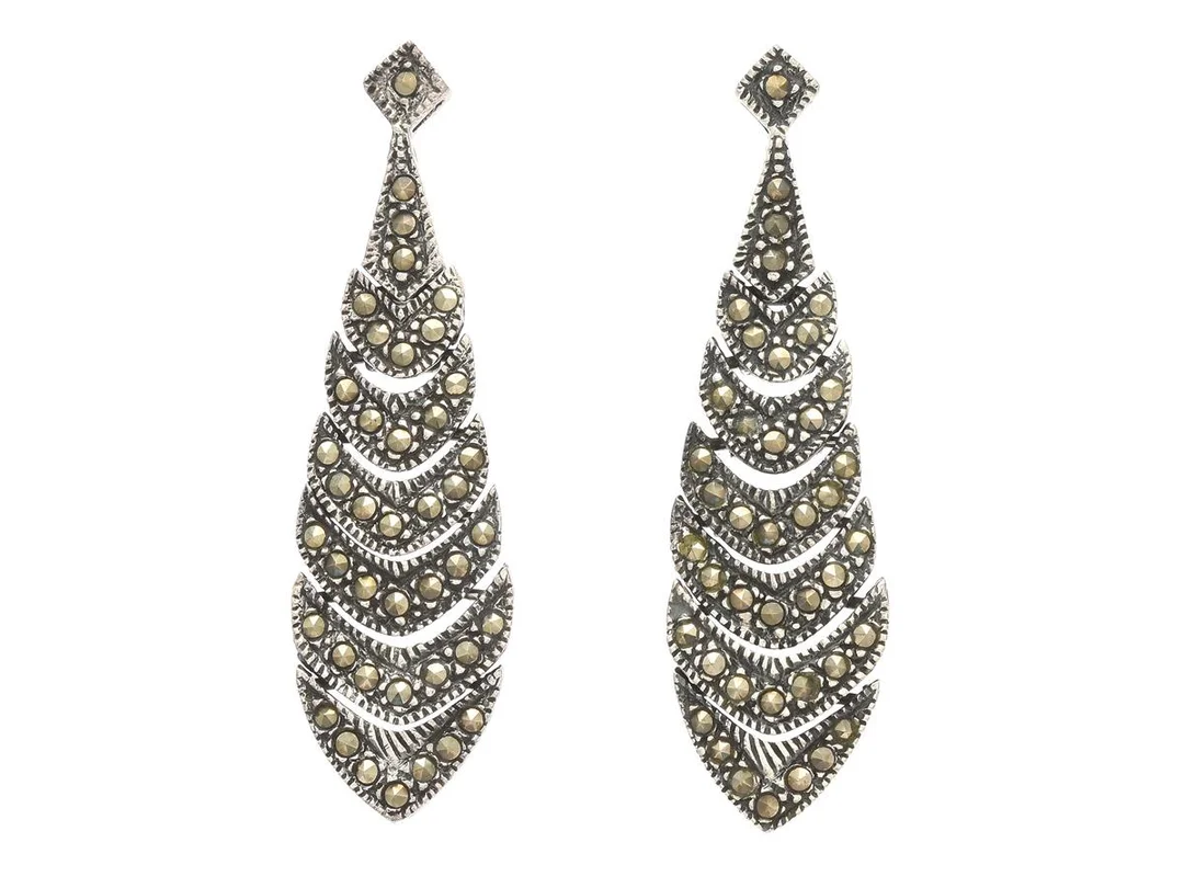 ÖRHÄNGEN, sterlingsilver, markasiter, ledade, stift, längd 48 mm, vikt 9,9 g. — Smycken/Örhängen — Kaplans